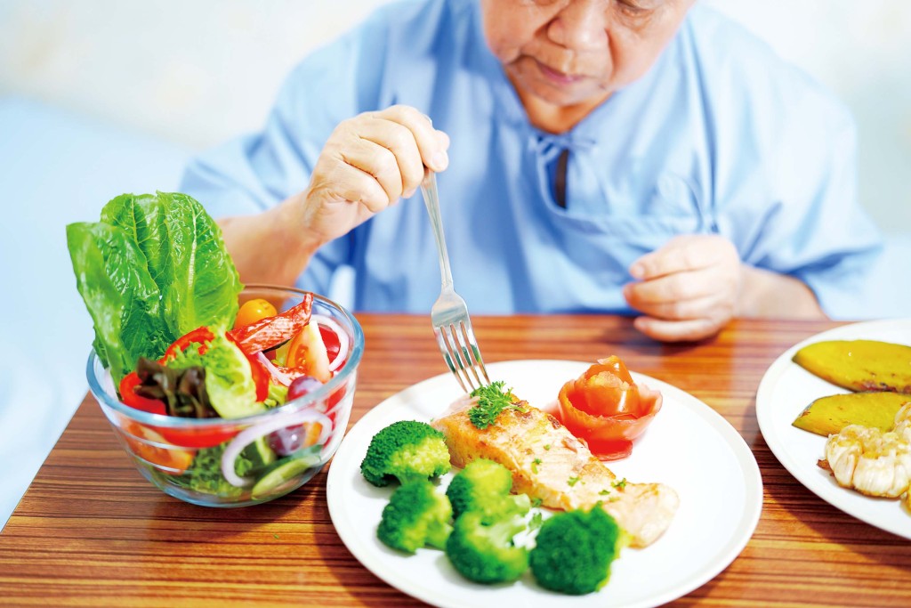 要调节长者饮食并不简单，他们可能已习惯既定饮食模式，一时间难以改变。