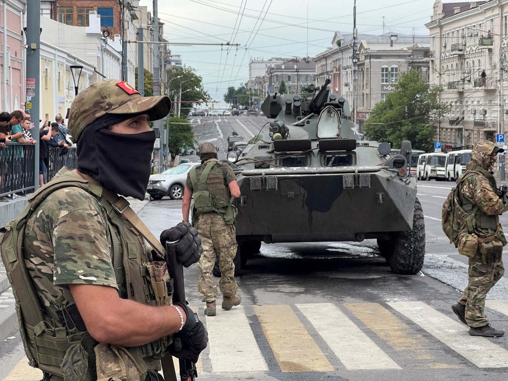 雇佣军团装甲车及坦克在罗斯托夫市的街头。 路透社