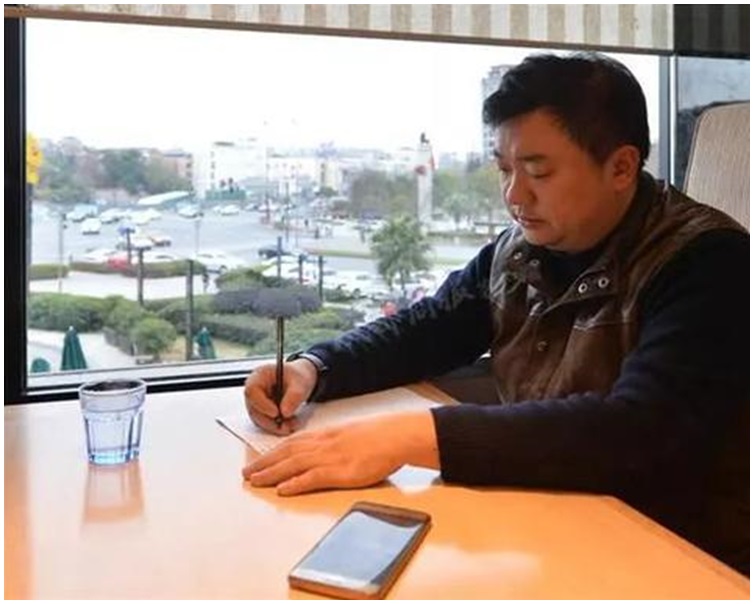 刑警父決定回信給兒子。
