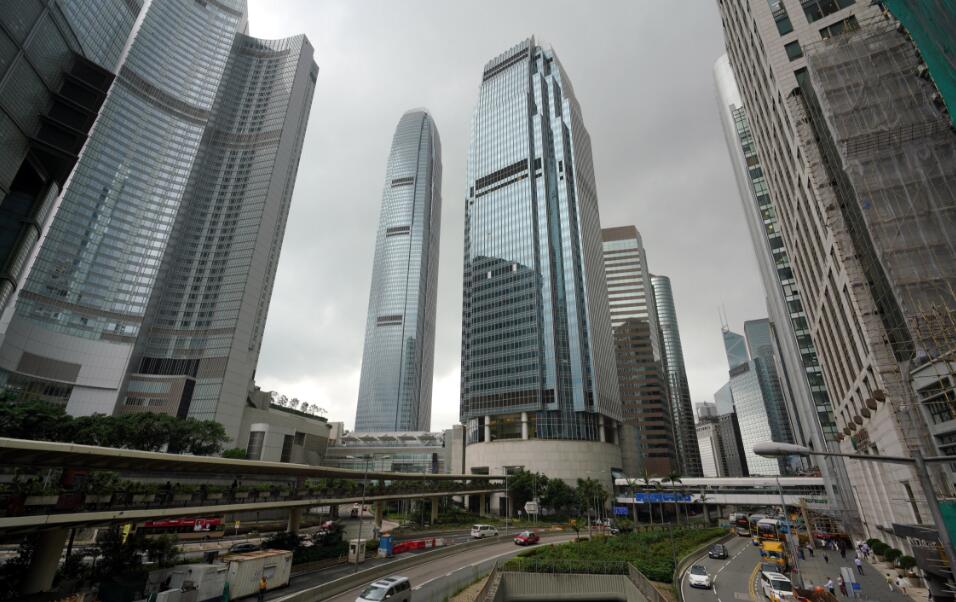 世邦魏理仕香港區研究部主管陳錦平表示，暫看不見商廈市場能好轉，預計今年租金再跌5%至10%。