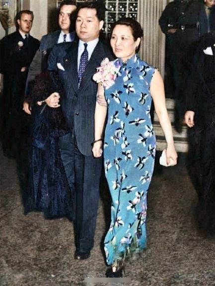 1943年,46歲的宋美齡出席好萊塢活動。微博@歷史小破站 1943年,46歲的宋美齡出席好萊塢活動。微博@歷史小破站