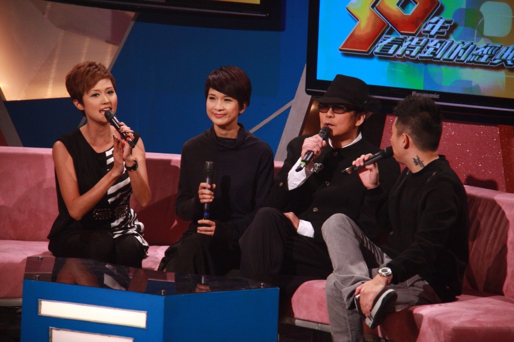 罗敏庄（左）曾于2010至2011年间为《劲歌金曲》担任主持。 ​ ​  ​