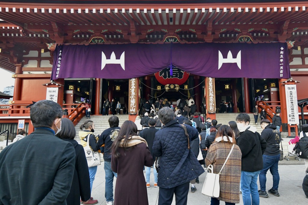 遊客紛前往淺草寺，拍照品嘗美食。