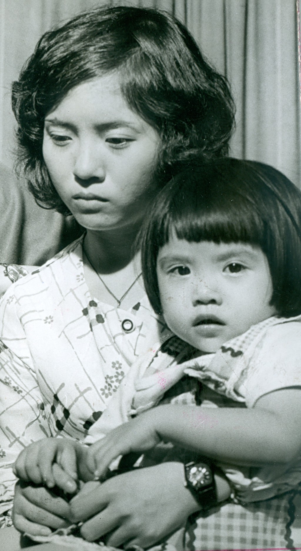 歐陽炳強之妻張金鳳（左）及其女兒。資料圖片
