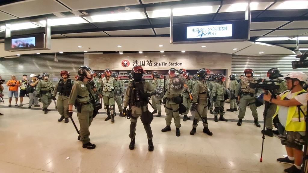 防暴警察到場。