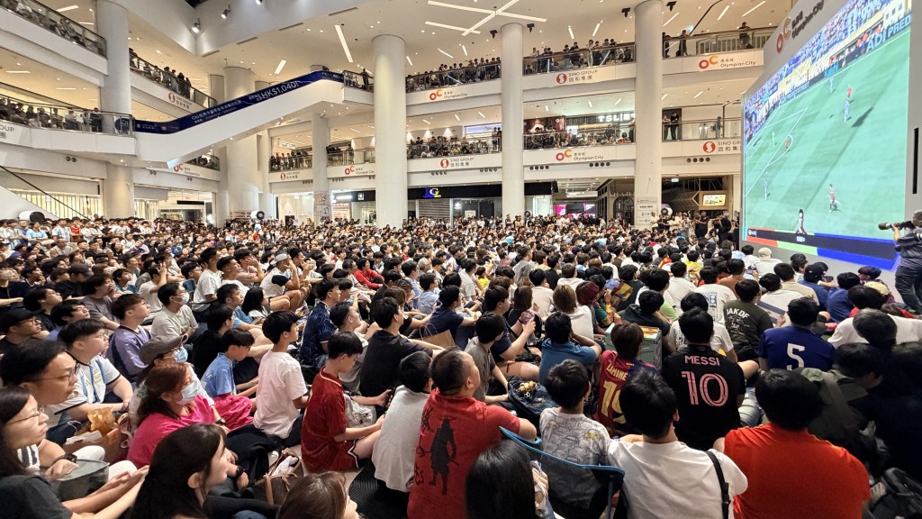 奧海城兩邊大電視同步直播，合共容納近4,000名球迷齊聚歡呼。