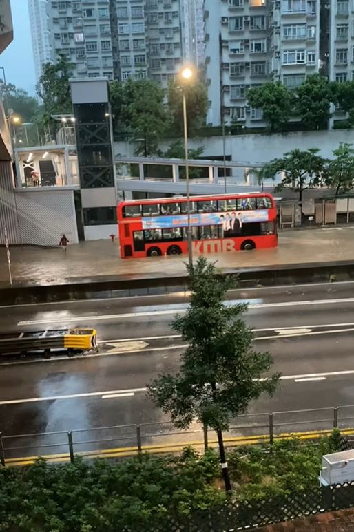 屯門公路向荃灣方向翠豐台水浸。網上影片截圖
