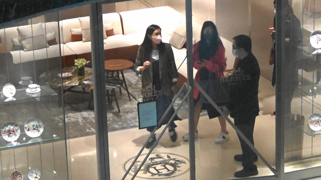 吳婉芳睇咗好耐，似係唔知揀邊款好。