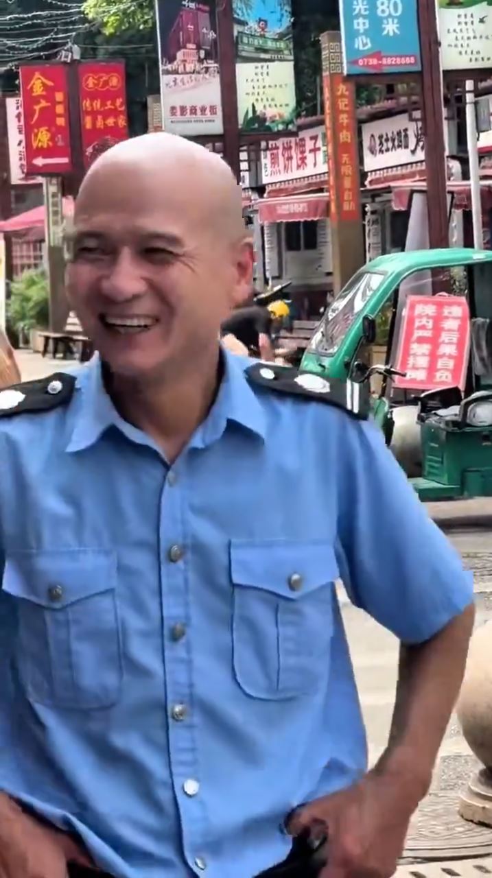 男騎手戰大媽，保安看得開懷大笑。