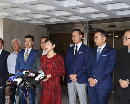 民主派多名立法會議員上庭前見傳媒。