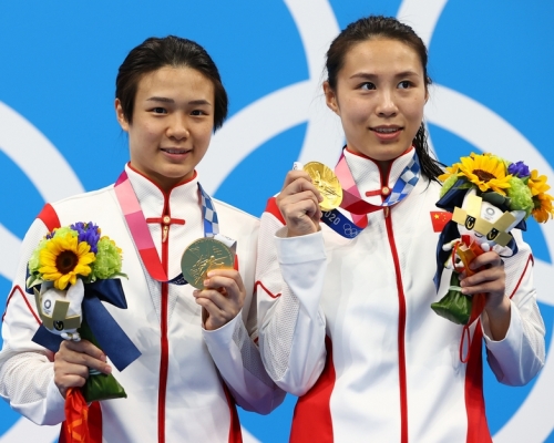 中國隊的施廷懋和王涵在女子雙人三米跳板跳水中摘得第四面金牌。路透社