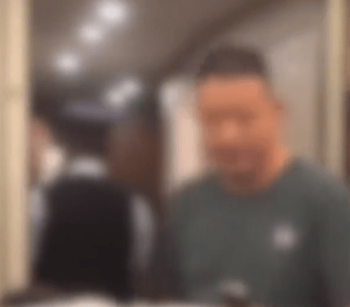 无票男高铁躲厕所避查，狂飙粗口辱骂乘务员14次。 网片截图