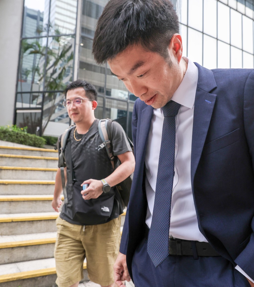 左起警員吳文海與陳偉德。何家豪攝
