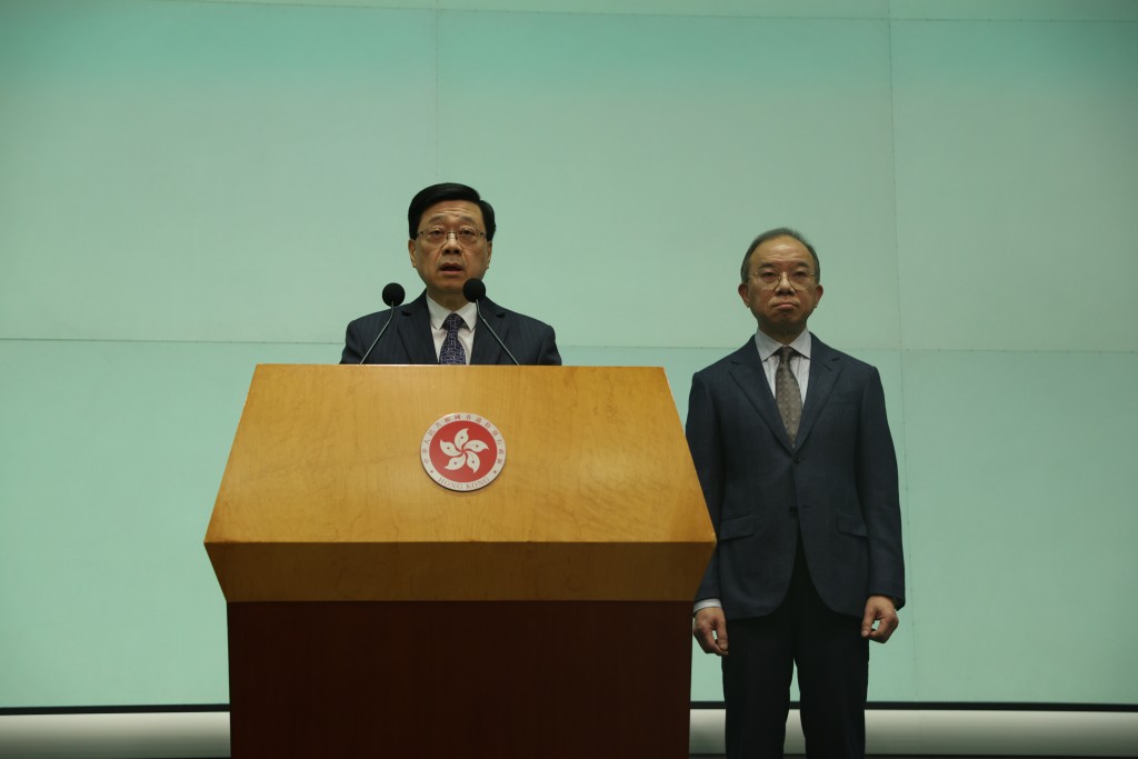 李家超、曾國衞一同現身。