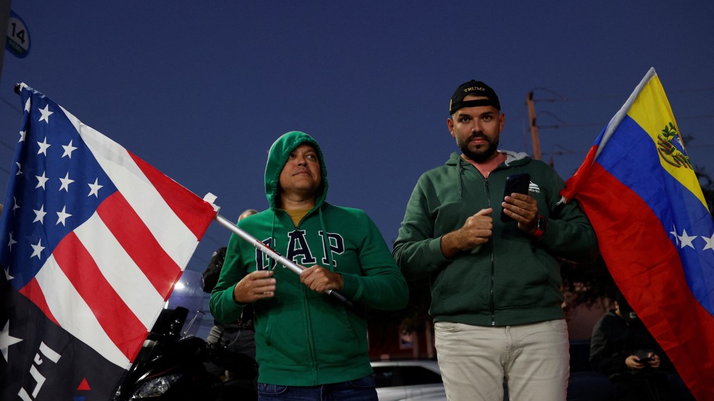 佛州民眾等候特朗普對空襲委內瑞拉一事作出回應。 路透社