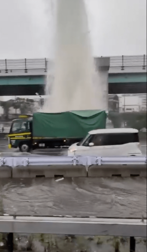 水柱高度甚至超過高架道路。X影片截圖
