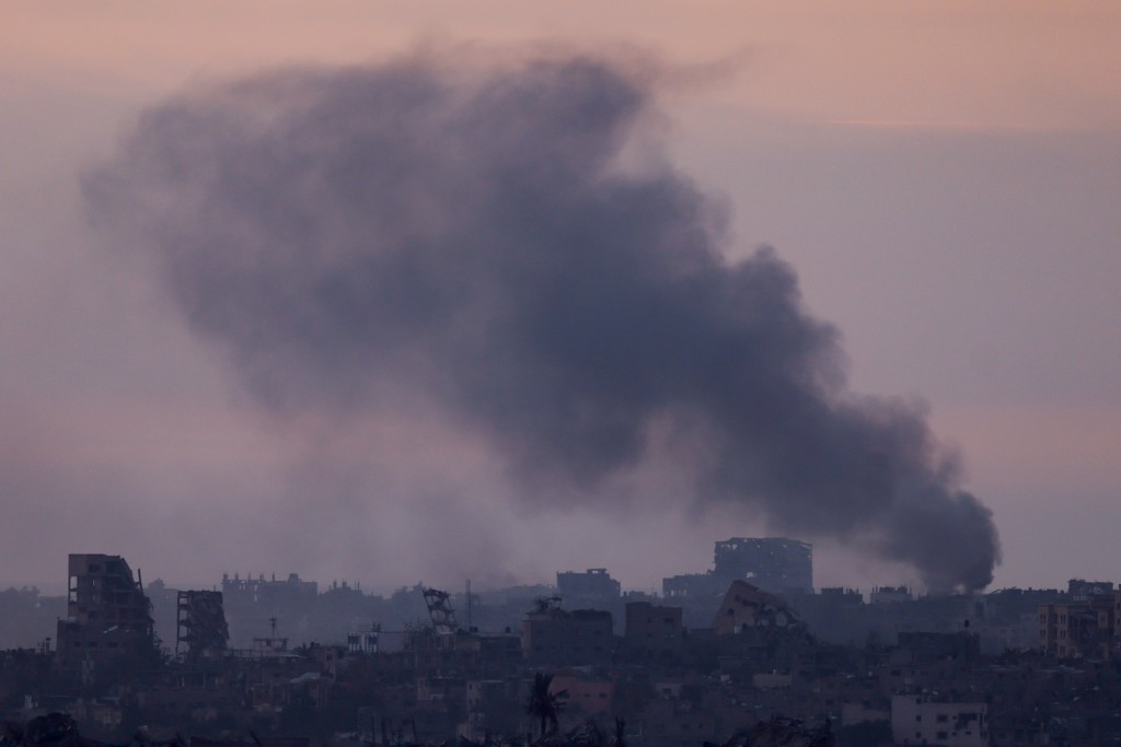 軍密集轟炸加沙地帶南部城市汗尤尼斯和拉法多個地區，造成至少82人死亡。路透社