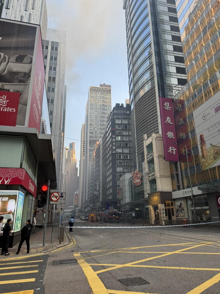 警方封鎖現場救火。網圖 警方封鎖現場救火。網圖