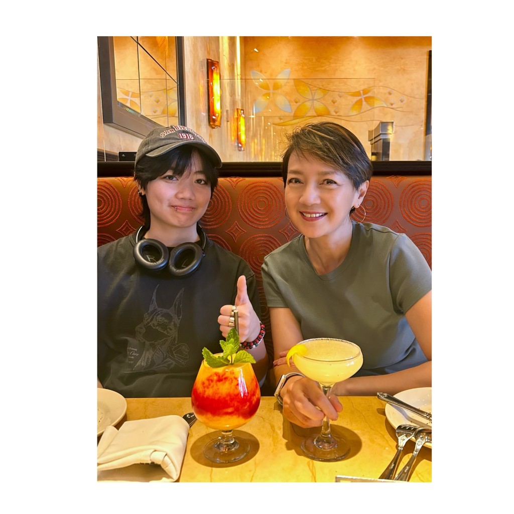 楊婉儀女兒王婷知與媽媽成個餅印,但她穿上唇環,打扮中性。 楊婉儀女兒王婷知與媽媽成個餅印,但她穿上唇環,打扮中性。