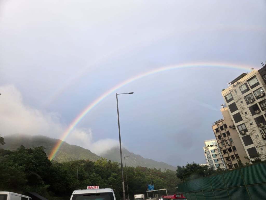 雙彩虹橫跨龍翔道豐力樓及黃大仙的上空，呈180度。