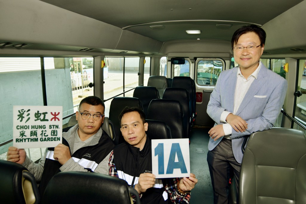 冯致华（右）表示，为提高获聘司机定的合格率，已安排外劳「跟车」接受本地司机指导。   欧乐年摄