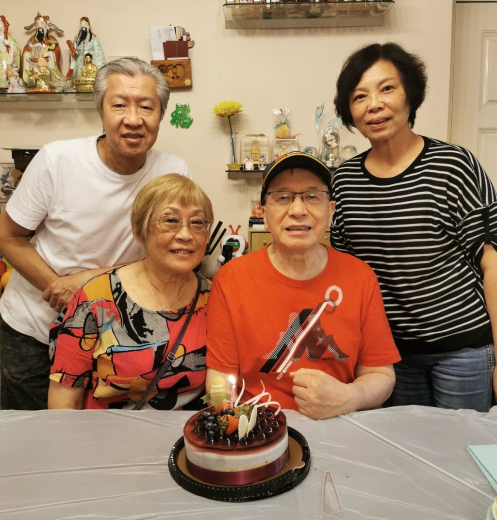 Joe Junior身後夫婦就係佢嘅救命恩人，當年男方為救他跌爛手機，仲話唔使賠。