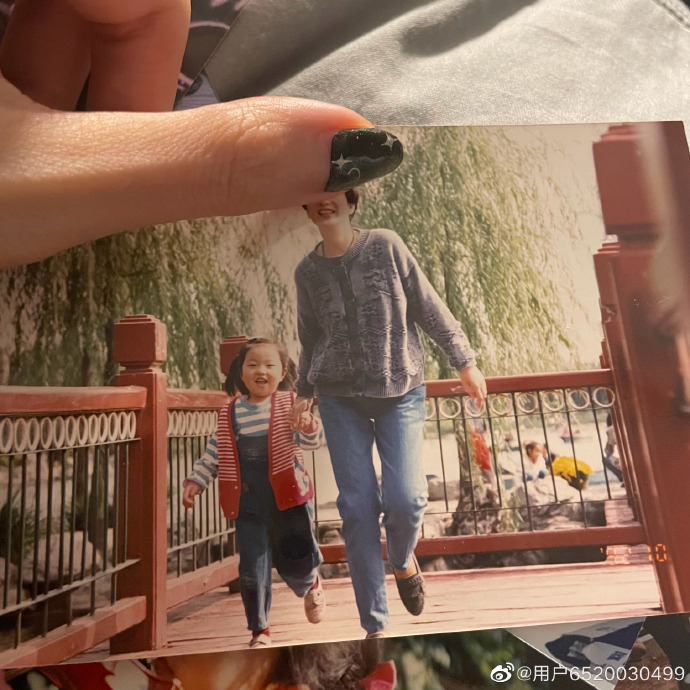 四歲的周曉濛被媽媽牽著手跑。