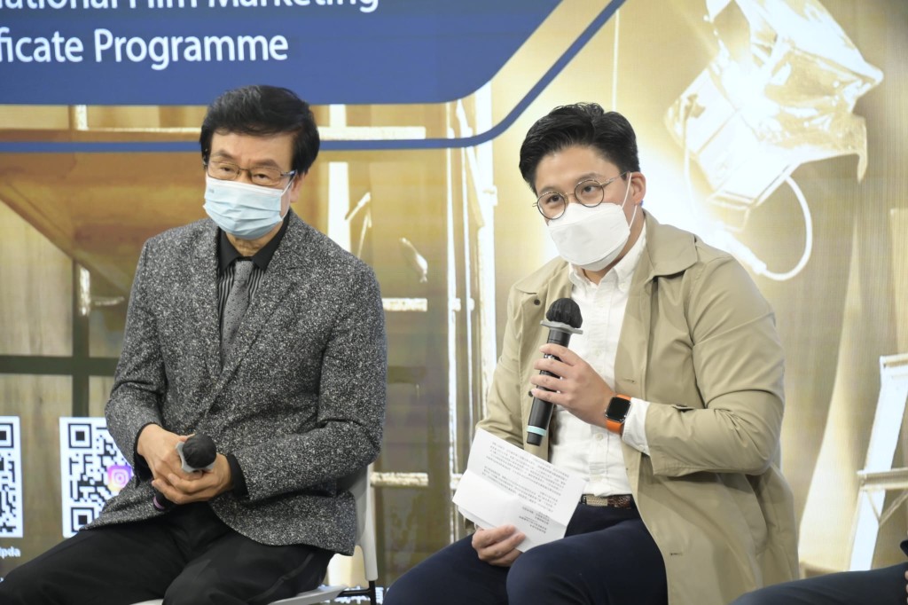 黃百鳴(左)透露課程有不少星級導師,以自身經驗全方位探討電影營銷的策略。