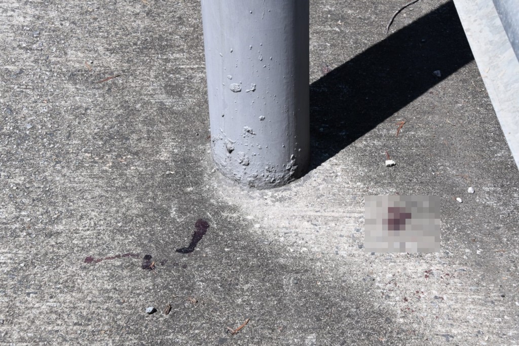 現場遺下少量血跡。