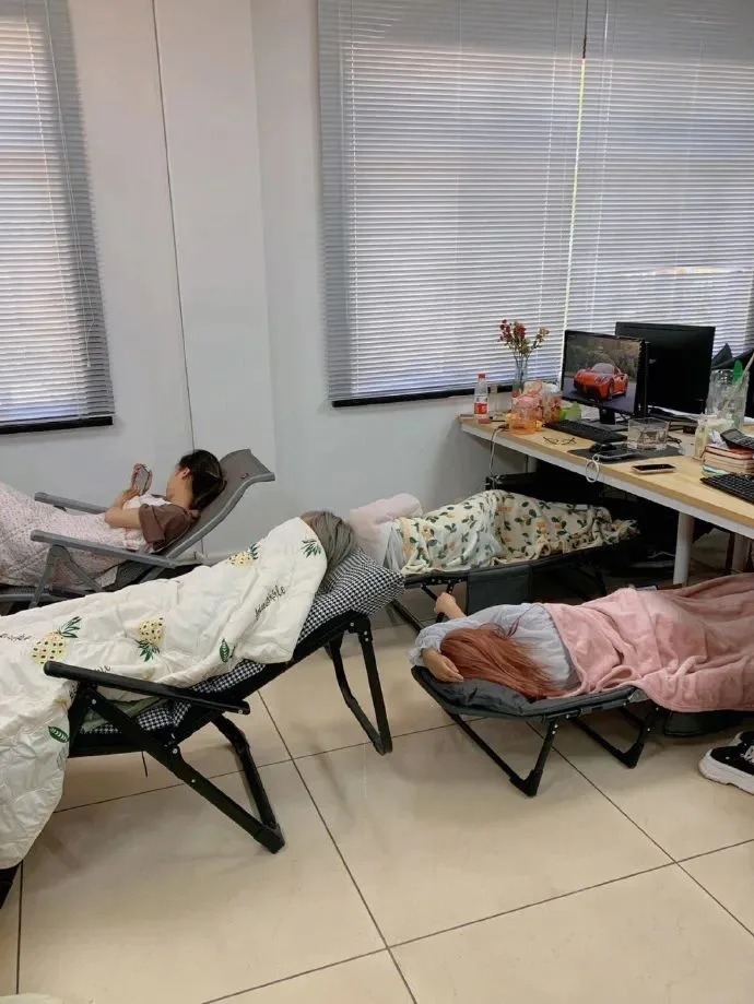 内地学校或办公室也维持午睡的习惯。小红书＠千博家具
