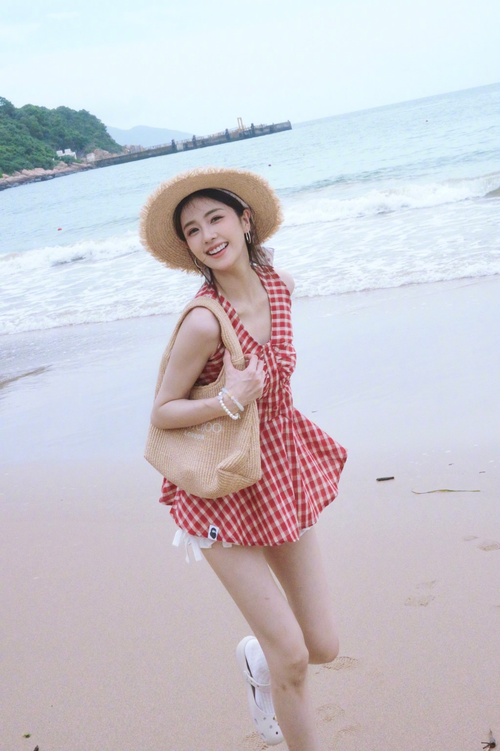 白鹿在沙灘上奔跑,笑容燦爛,充滿陽光少女的活力。 白鹿在沙灘上奔跑,笑容燦爛,充滿陽光少女的活力。