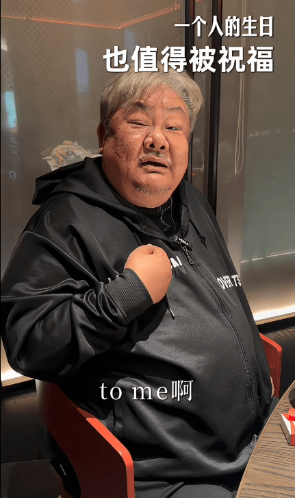 林雪唱「Happy birthday to me」。