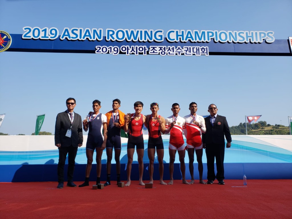 阿臻（右四）於2019年的「亞洲賽艇錦標賽2019」，與隊友在輕量級男子雙人雙槳艇賽中勇奪金牌。