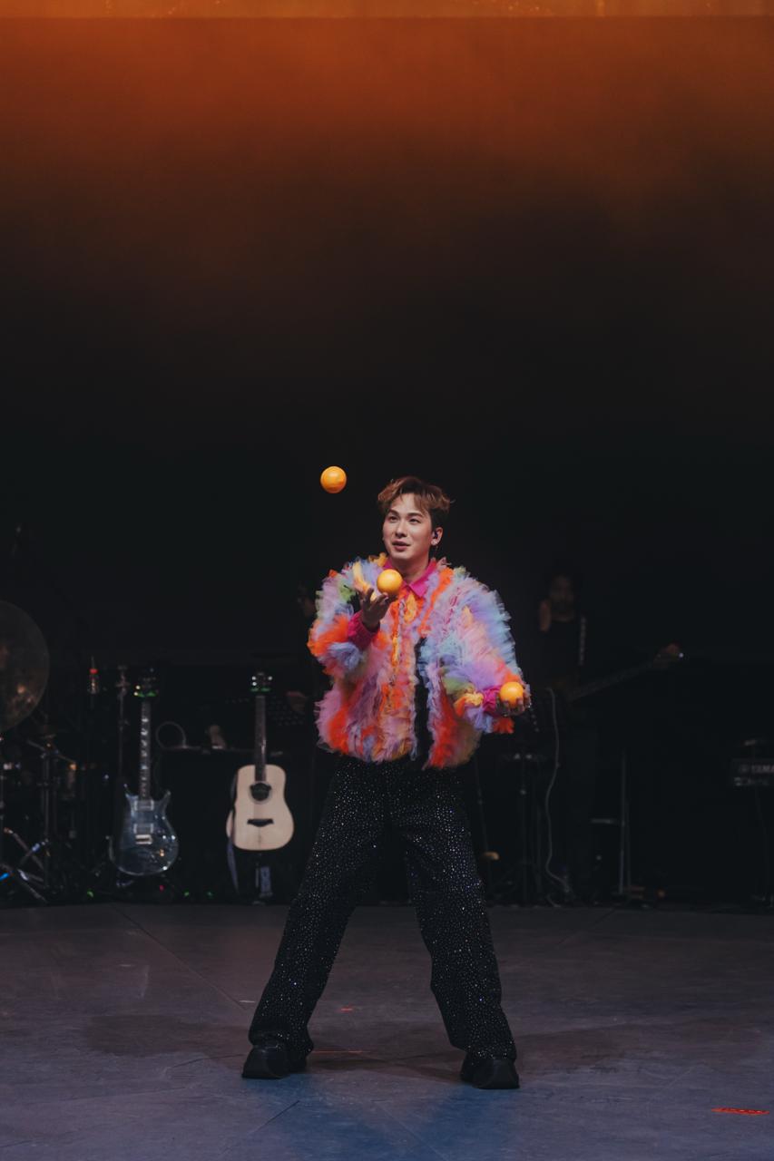 周吉佩晒「拋橙」密技，贏盡全場掌聲。