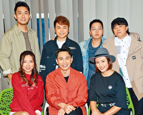王梓軒與（前排）Lydia、鄭嘉嘉、（後排）Byron、Logout、Joey Lam及Gary Law一起受訪。