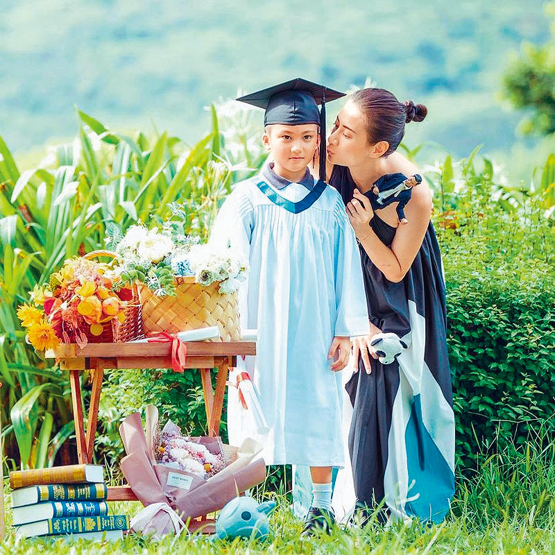 Emme向幼稚園畢業的仔仔送香吻。