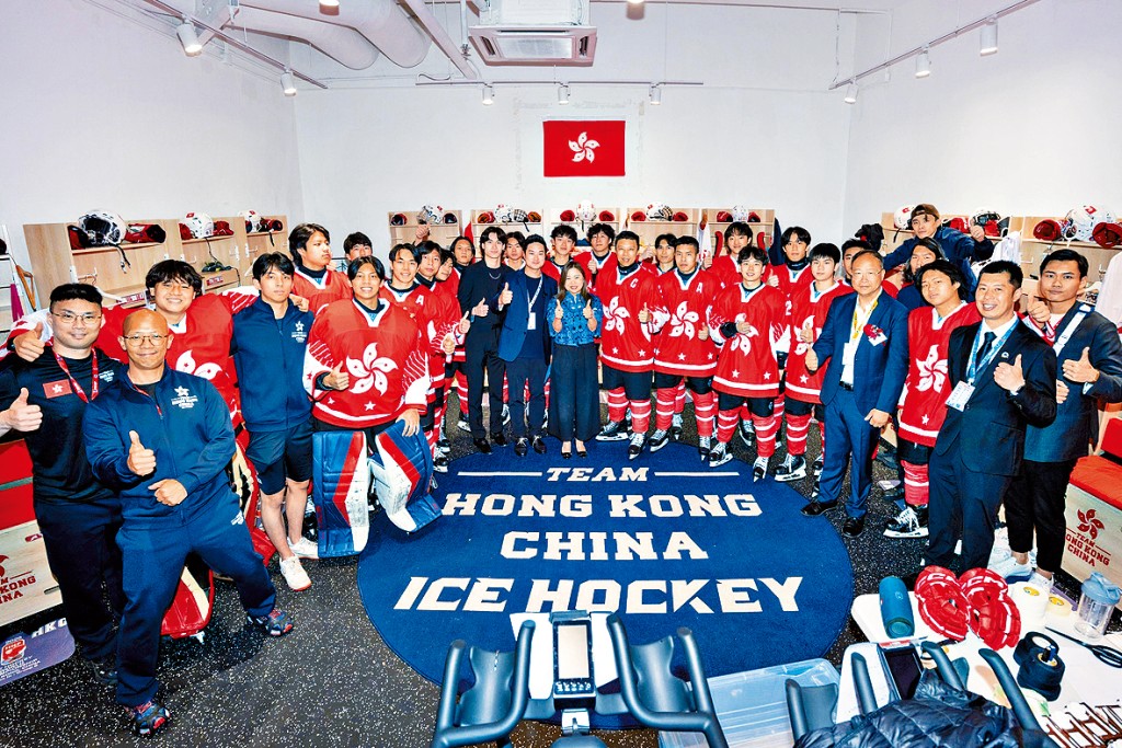 羅淑佩主持男子賽事的開球禮，為港隊打氣。