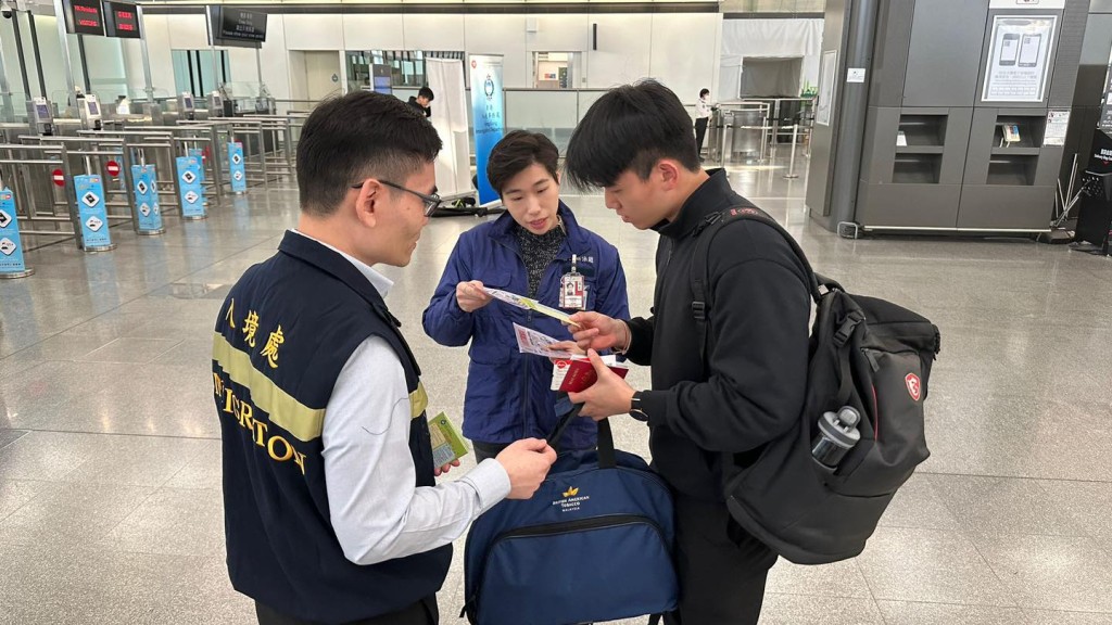 警方聯同入境處今日起於機場離港層向出發往柬埔寨、泰國等東南亞國家旅客派防騙傳單，提醒市民提高警惕。香港警方fb圖片