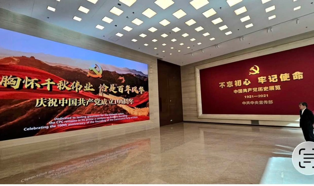 羅淑佩認為,作為新一代的中國人,在感到自豪之餘,更應銘記革命先烈的付出,將熱愛國家和人民的精神好好傳承下去。 羅淑佩認為,作為新一代的中國人,在感到自豪之餘,更應銘記革命先烈的付出,將熱愛國家和人民的精神好好傳承下去。