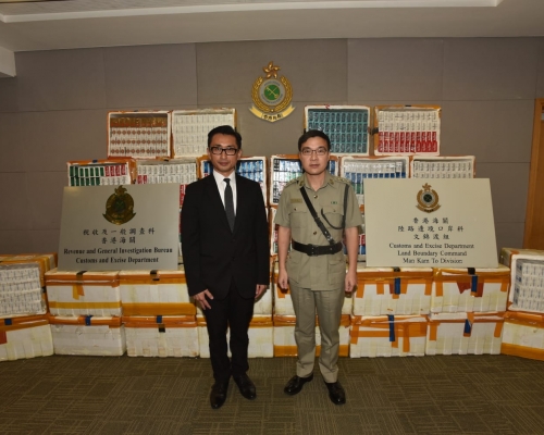 海關稅收及一般調查科私煙調查組陳啟豪及文錦渡指揮官周龍平。