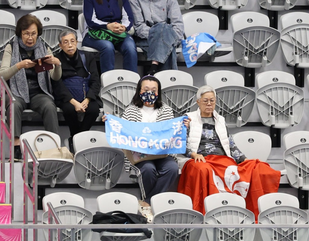 翠怡的最强后盾，就是她的妈咪（前排白发者）带著特区旗为女儿加油。徐嘉华摄