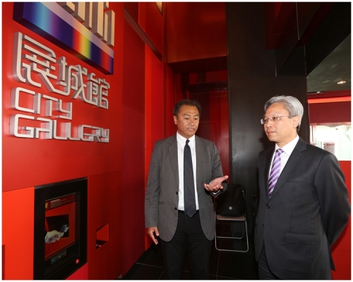 公務員事務局長羅智光(右)聽取規劃署長李啟榮(左)介紹該署的工作和服務。政府新聞處圖片