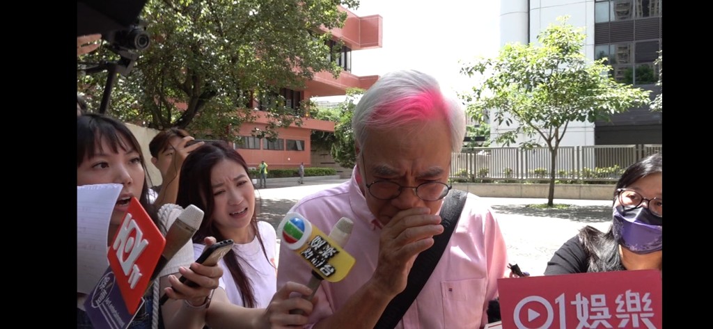 去年6月，王青霞承认被控逾期居留及使用虚假文书等罪，被判入狱25个月，李龙基被追访。