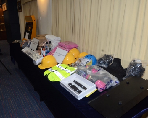 警方於旺角「桔梗」店內發現頭盔、防毒面具、伸縮警棍、盾牌等。