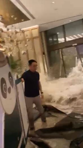 一名男子驚覺身後有洪水湧至。