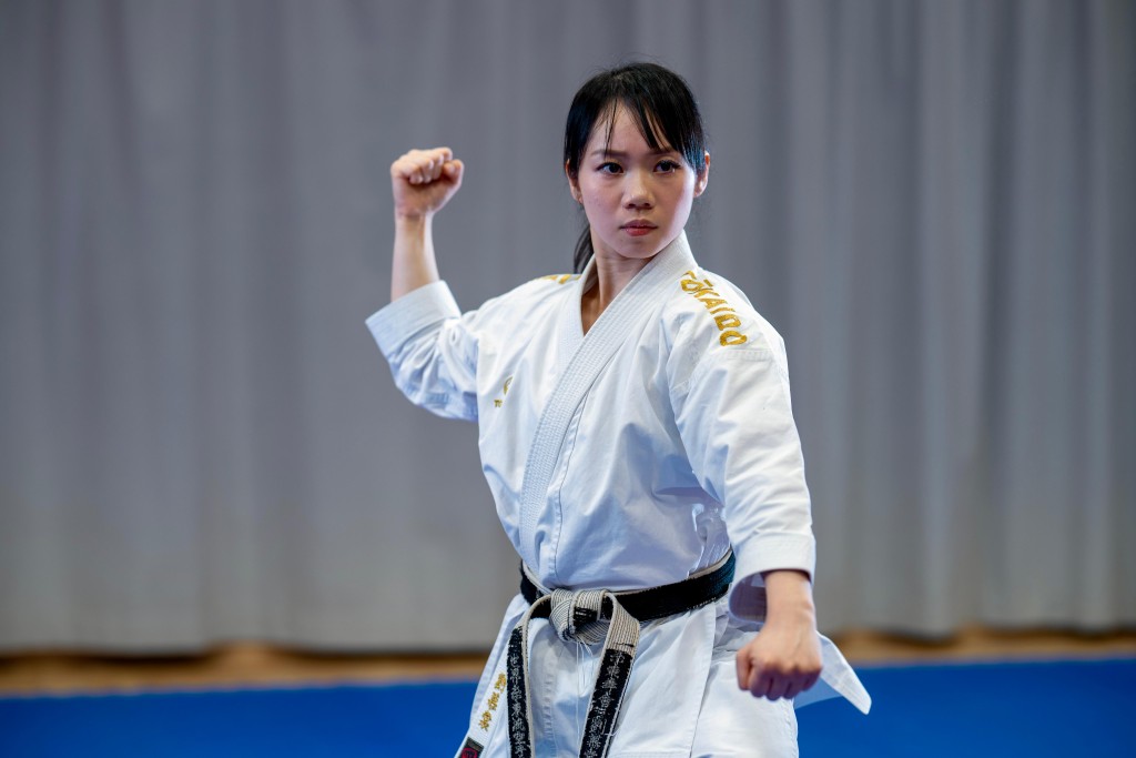 Grace身上這件代表年終總冠軍的「金邊袍」(膊頭位的金色字)已是她連續兩年奪得,可惜亞運不能穿著。蘇正謙攝 Grace身上這件代表年終總冠軍的「金邊袍」(膊頭位的金色字)已是她連續兩年奪得,可惜亞運不能穿著。蘇正謙攝