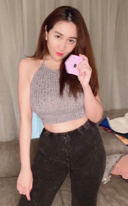 何超盈在IG上載為愛女消毒玩具的短片。片中的她穿露肩小背心又露出小蠻腰。