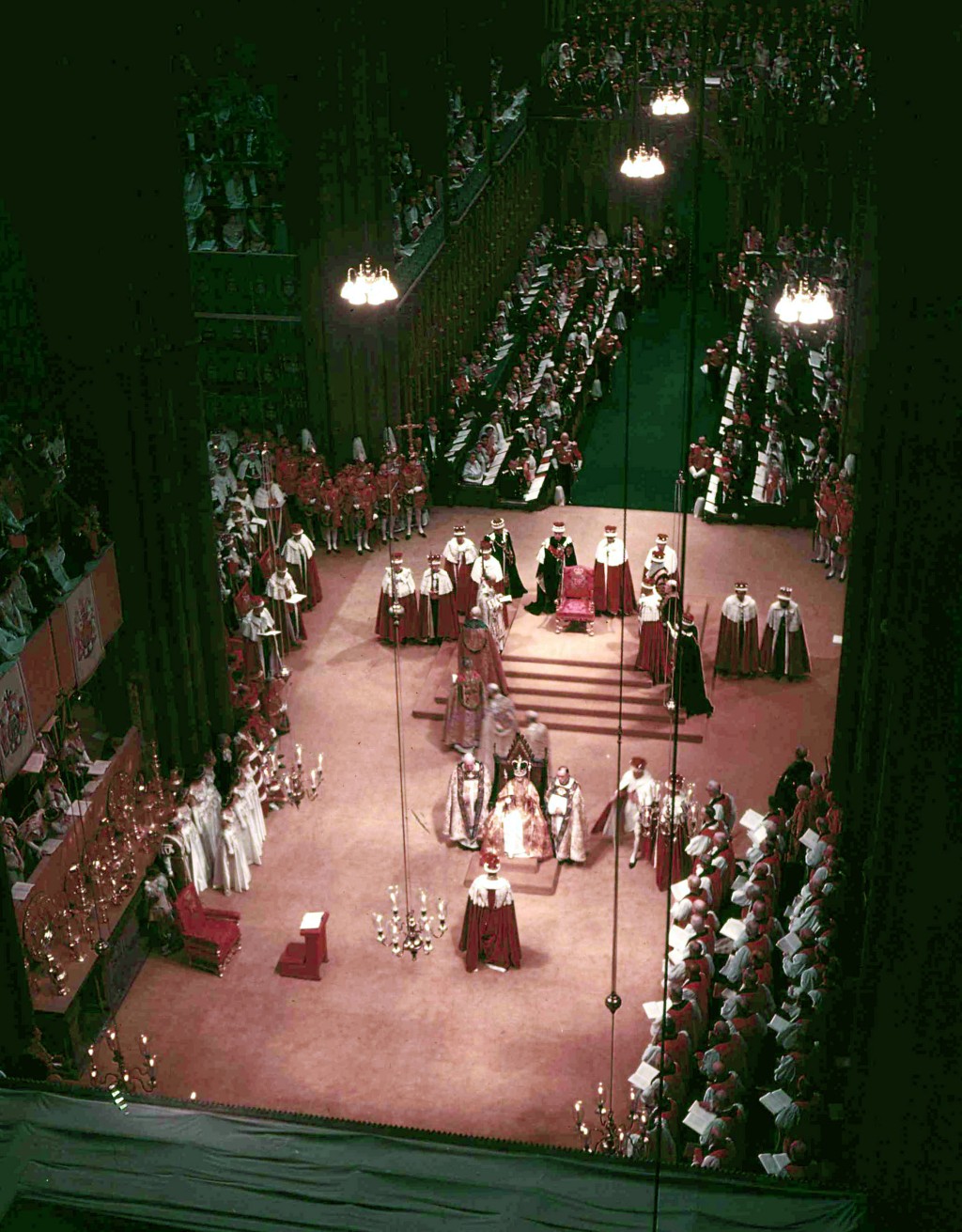 1953年6月2日，已故英女王伊利沙伯二世头戴圣爱德华皇冠，坐在圣爱德华椅（加冕椅）上。 美联社