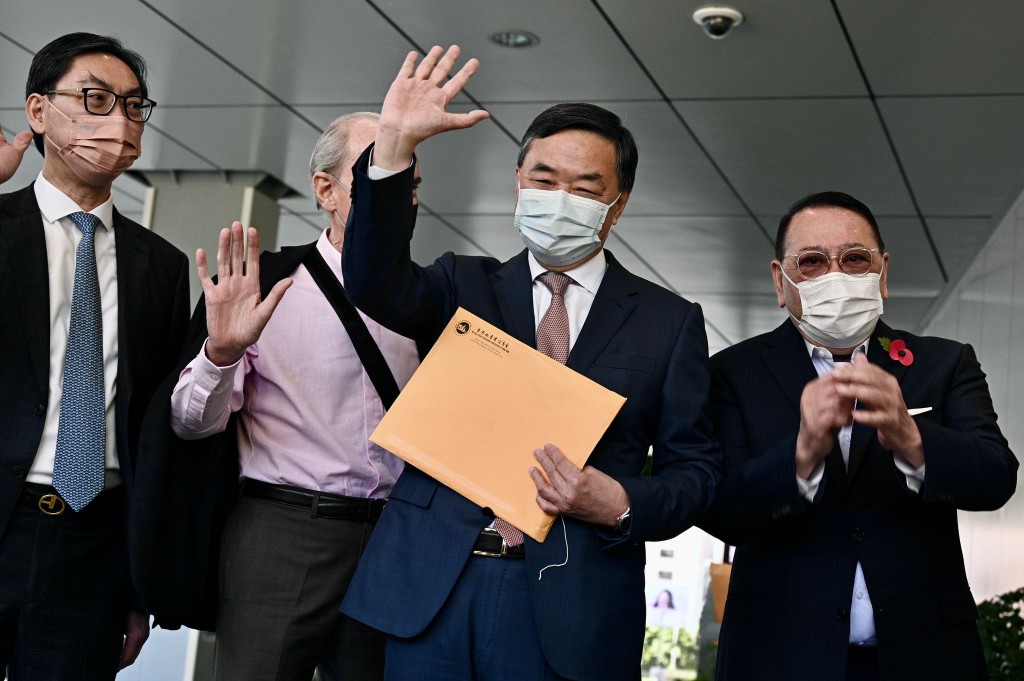 地產建設商會秘書長龍漢標(中)出戰立法會地產及建造界，獲經民聯石禮謙(右)到場支持。
