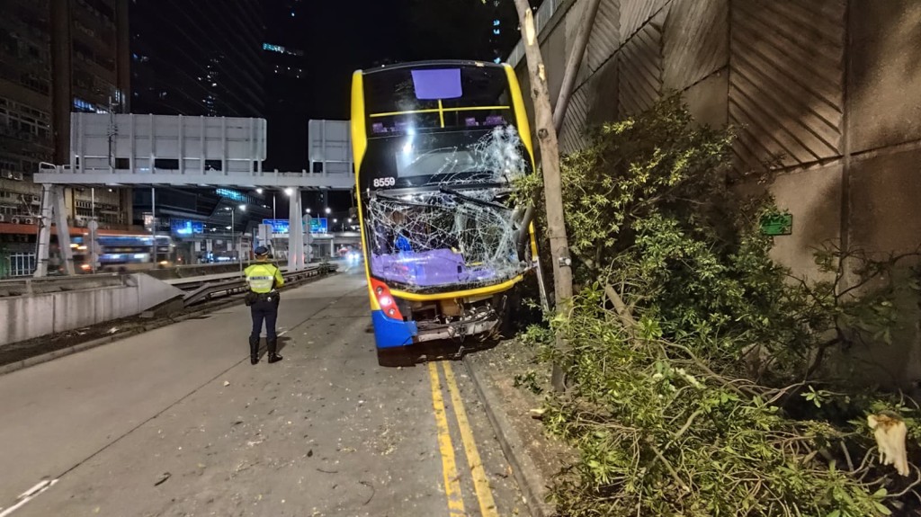 城巴車頭損毀，擋風玻璃破裂。曾志恆攝